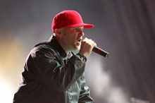 Фронтмен Limp Bizkit, Fred Durst (Fred Durst) поет в беспроводной микрофон SKM 935 в мировом туре Unicorns N’ Rainbows