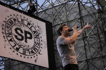 Пьер Бувье, фронтмен Simple Plan, поет в Sennheiser SKM 2000 с динамическим капсюлем 935