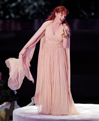 Florence Welch из Florence + The Machine поет в Sennheiser SKM 5200 с капсюлем Neumann KK 105