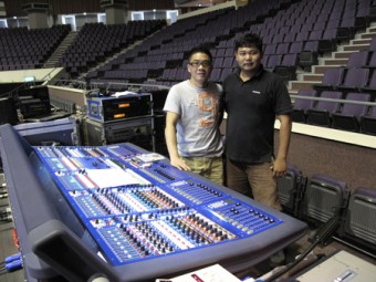 FOH инженер Чен Тай Шен (слева) и Моби Тех, системный инженер Unusual Productions