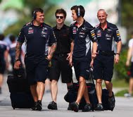 Члены команды Infiniti Red Bull Racing в наушниках MOMENTUM специальной серии