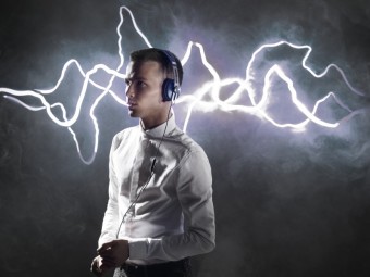 Люк Тодд у навушниках Momentum on-ear синього кольору