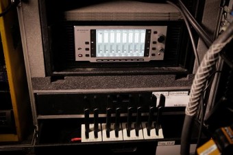 Восьмиканальный ресивер Digital 9000 в туровом рэке Lady Antebellum