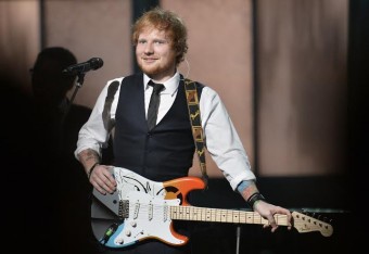 Ed Sheeran выступает на сцене 57-й ежегодной церемонии GRAMMY Awards в Лос-Анджелесе 8 февраля 2015 года