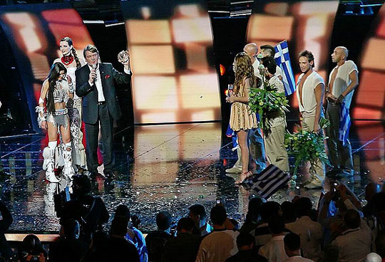 Песенный конкурс Евровидение-2005. Победительницу из Греции приветствует президент Украины Виктор Ющенко.