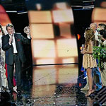Песенный конкурс 'Евровидение-2005'. Победительницу из Греции приветствует президент Украины Виктор Ющенко.