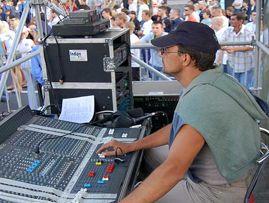 Николай Качан, звукорежиссер Компании Storm Line, за пультом.