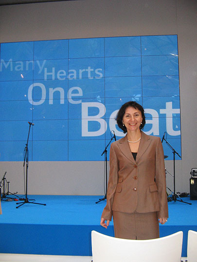 Анна Локшина- менеджер по международным контактам на конференции SENNHEISER. Берлин 2008 г.