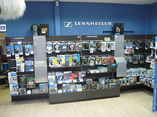 Витрина-наушники SENNHEISER. Магазин на ул.Серова 15.
