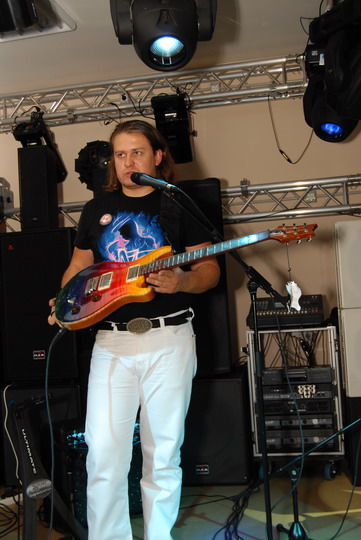 Много интересного о гитарах и гитарном оборудовании рассказывал Роман.