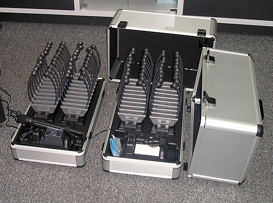 Всего два небольших чемоданчика вмещают систему Factory Tour для 40 человек и одного гида