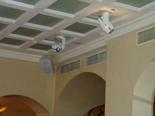 Световые приборы на потолке