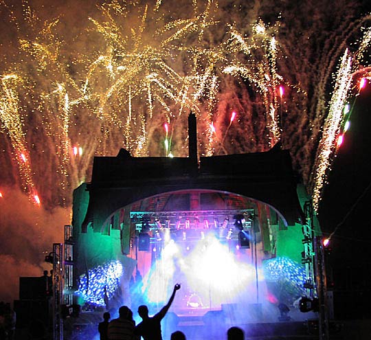 Сцена во всей красе.Внутренний двор.