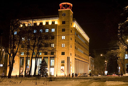 Атриум сверкает огнями.