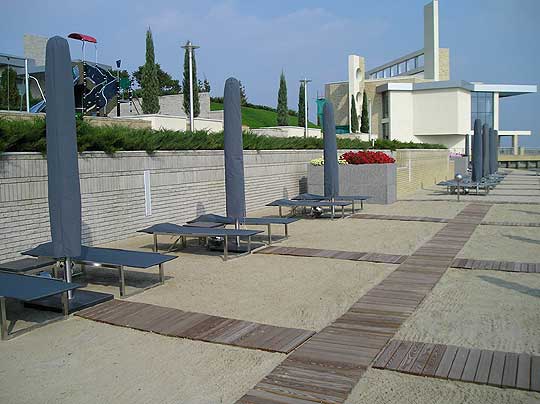 Влагозащищенные АС SHOW CS320WP на пляже.