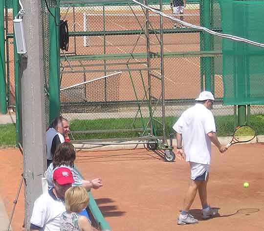 Теннисный корт.