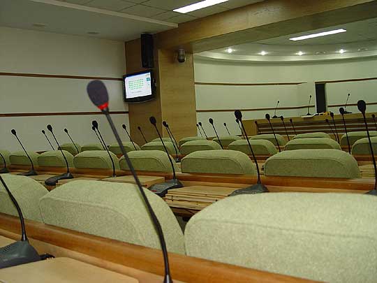 Зал оборудован системой электронного подсчета результатов голосования.