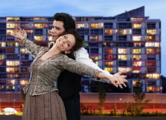Швейцарское телевидение выпускает очередной хит, используя оборудование Sennheiser, - оперу La Bohème im Hochhaus