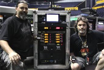 Мониторный инженер группы, Боб Кован (слева), и его ассистент, Оззи Гирон, с новым ресивером Sennheiser 2000 Series IEM, который используется в текущем туре «World Magnetic Tour»