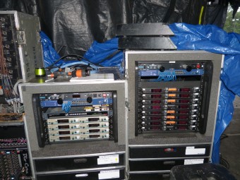 Реки, содержащие беспроводные мониторы Sennheiser ew 300 IEM G3 и беспроводные микрофоны Sennheiser 2000-й серии