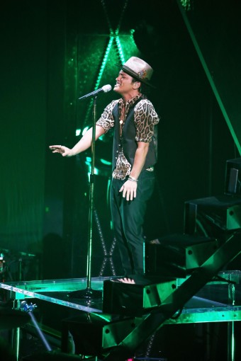 Бруно Марс на сцене в своем туре "Moonshine Jungle Tour" со своим трансмиттером SKM 5200 с капсюлем MD 5235