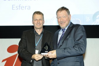 Клаус Менке из Sennheiser принимает награду от Питера Уайта из IABM