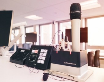 Университет заменил свои существующие беспроводные микрофоны микрофонами Sennheiser SpeechLine Digital Wireless во всем университетском городке
